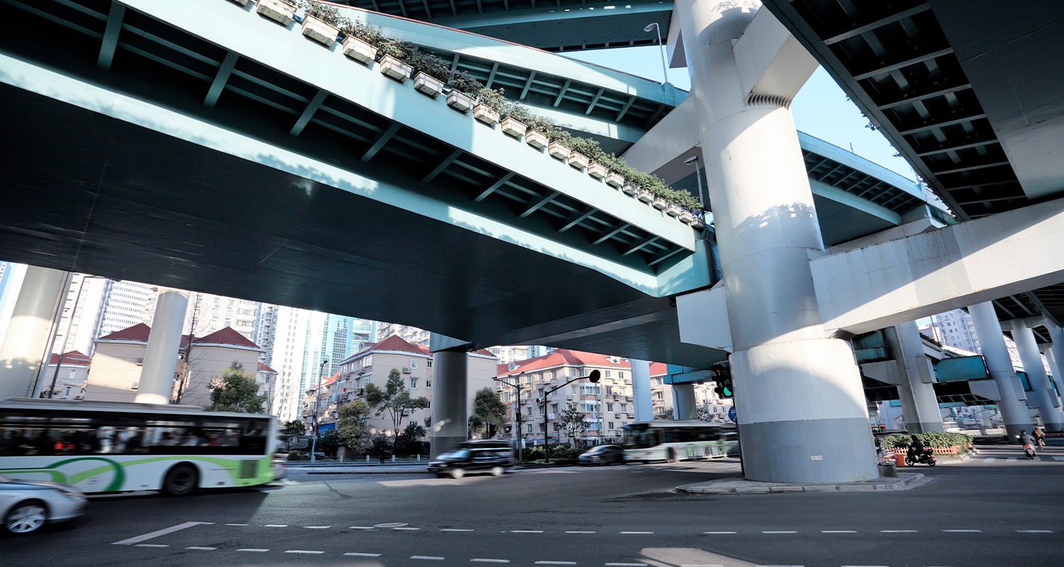 traffic-moving-under-multiple-overpasses